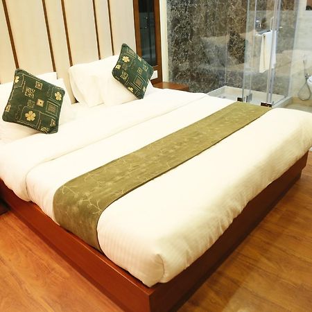 Grand Ffour Hotel New Delhi Exterior photo