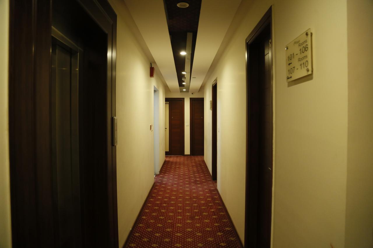 Grand Ffour Hotel New Delhi Exterior photo