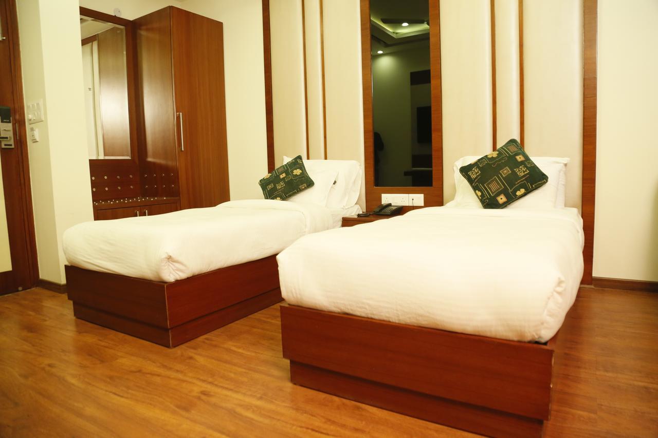 Grand Ffour Hotel New Delhi Exterior photo