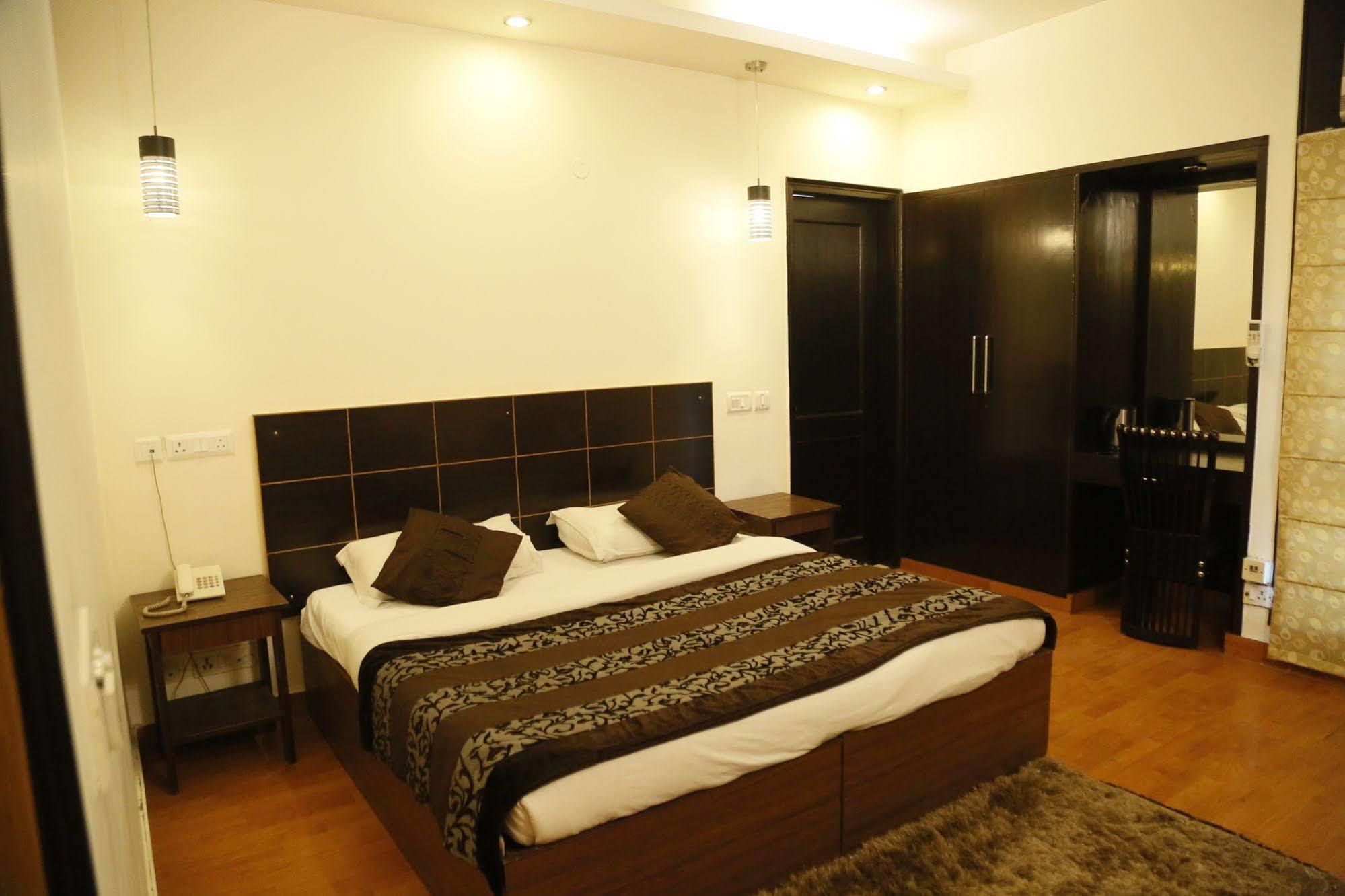 Grand Ffour Hotel New Delhi Exterior photo