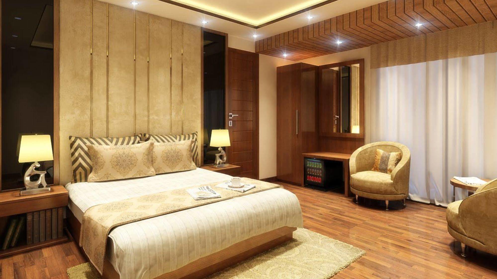 Grand Ffour Hotel New Delhi Exterior photo