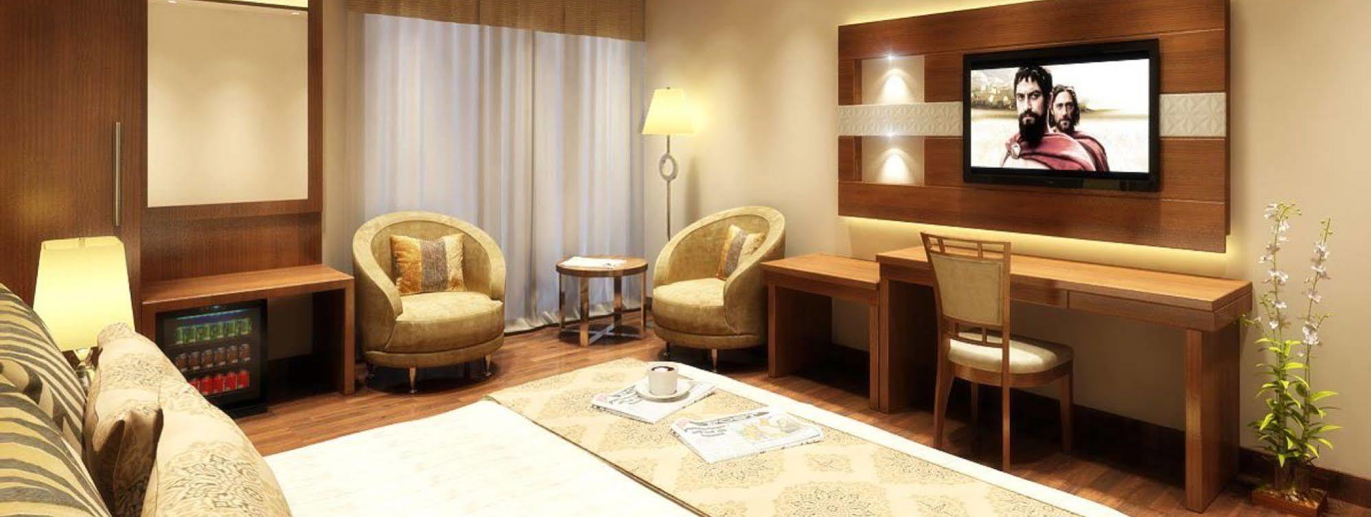 Grand Ffour Hotel New Delhi Exterior photo